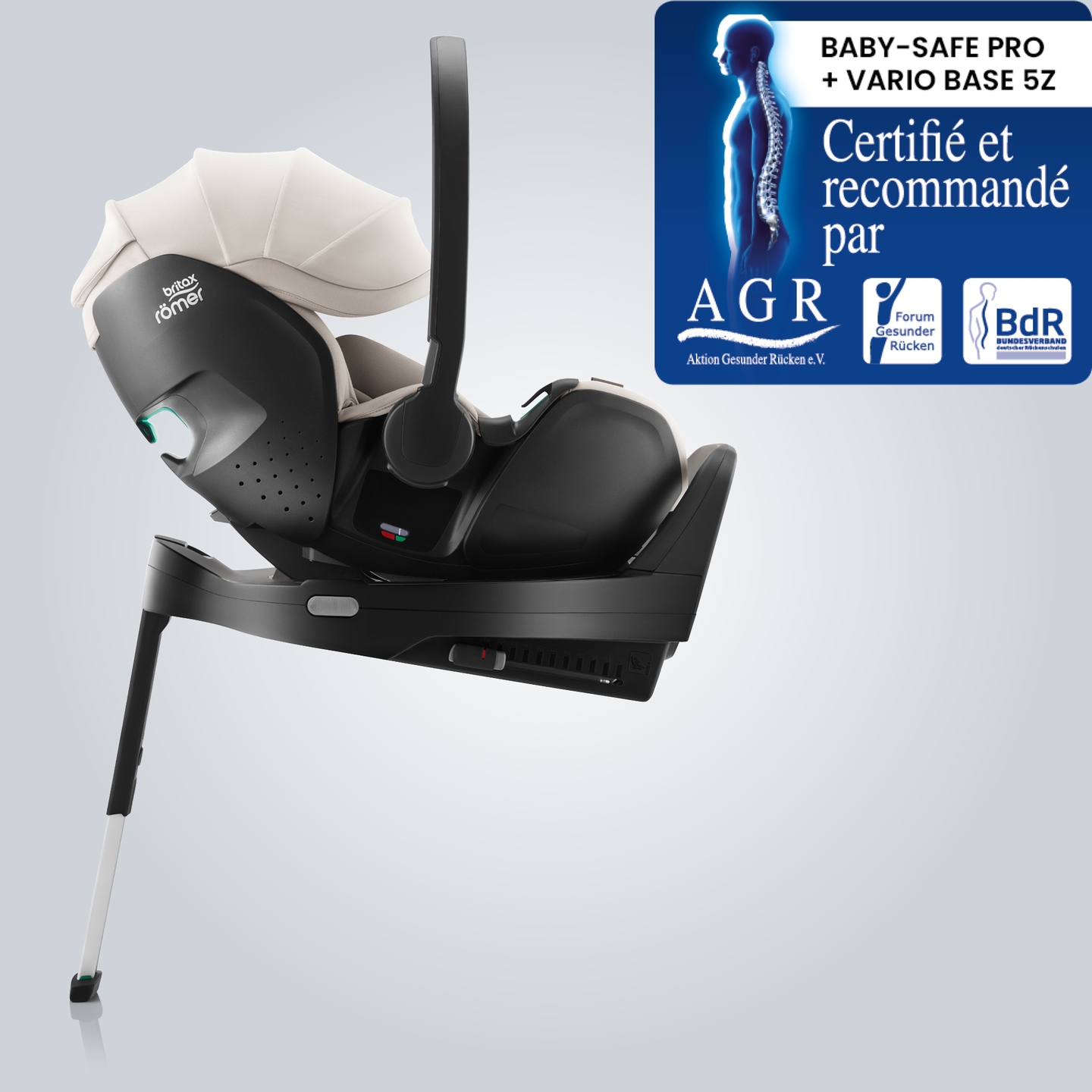 BABY-SAFE PRO, porte-b&eacute;b&eacute; en Soft Taupe, mont&eacute; sur une base ISOFIX avec jambe de force, pr&eacute;sent&eacute; en vue lat&eacute;rale avec le badge &laquo; Tested & Recommended &raquo; de Aktion Gesunder R&uuml;cken e.V.