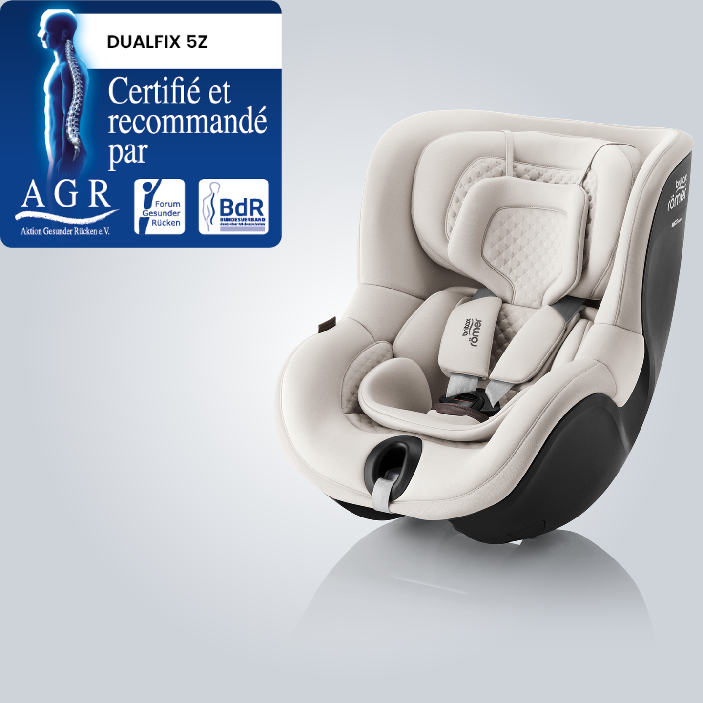 DUALFIX 5Z, si&egrave;ge auto pour tout-petit pivotant &agrave; 360&deg;, pr&eacute;sent&eacute; en position face &agrave; la route avec le badge &laquo; Tested & Recommended &raquo; de Aktion Gesunder R&uuml;cken e.V.