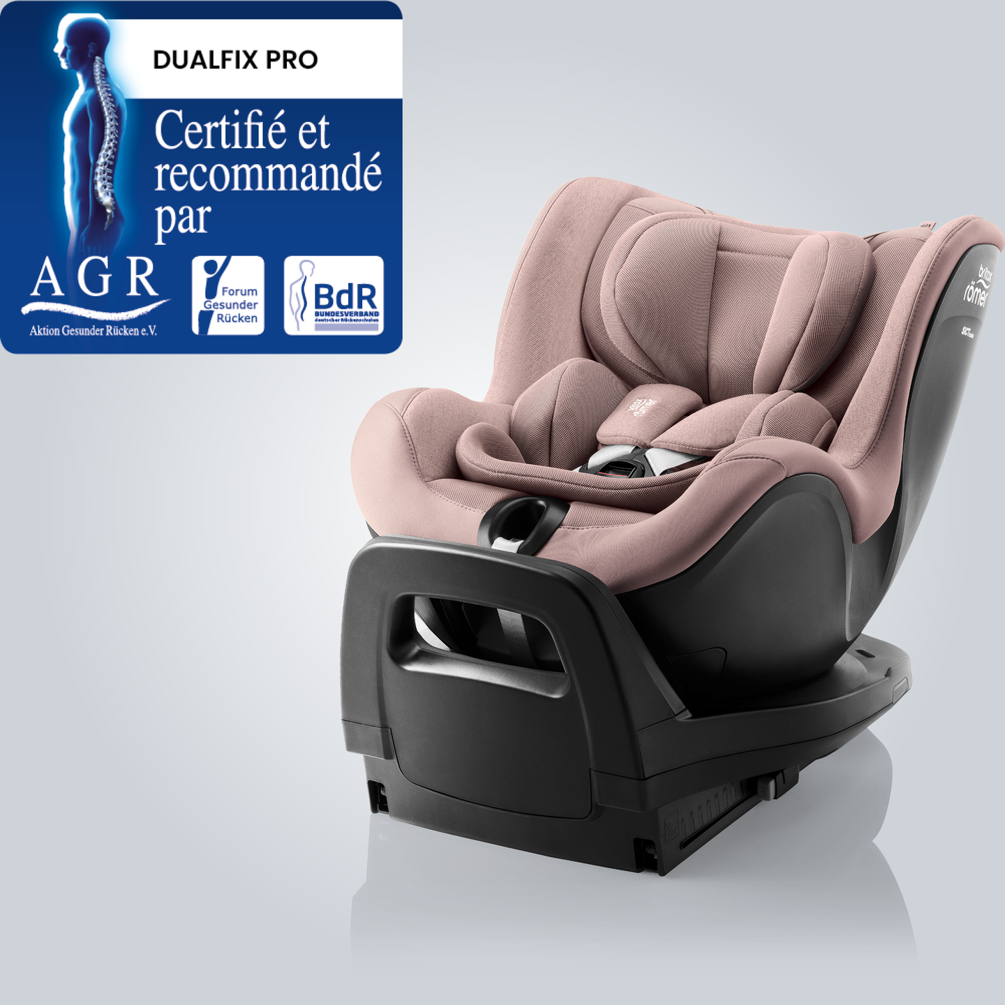 DUALFIX PRO en Dusty Rose, si&egrave;ge auto pivotant &agrave; 360&deg; pour b&eacute;b&eacute; avec protections lat&eacute;rales profondes et base int&eacute;gr&eacute;e, pr&eacute;sent&eacute; en vue avant inclin&eacute;e avec le badge &laquo; Tested & Recommended &raquo; de Aktion Gesunder R&uuml;cken e.V.